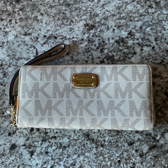 Michael Kors Handbags - MK Zippered Wallet